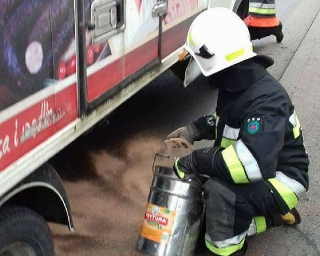 Rozlany olej i śliska jezdnia. Strażacy usuwali zagrożenie (ZDJĘCIA)