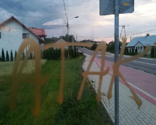 INTERWENCJA: Obsceniczne rysunki na znakach, przystankach i przy kapliczce w Tarnawie Górnej. Wandal ma kiepskie poczucie humoru (ZDJĘCIA)